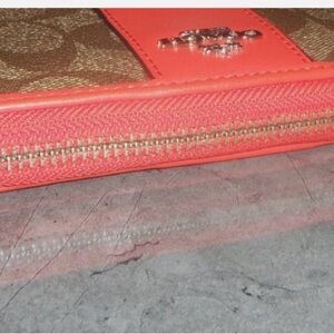 Coach Accordion Zip Signature Wallet Clutch EUC